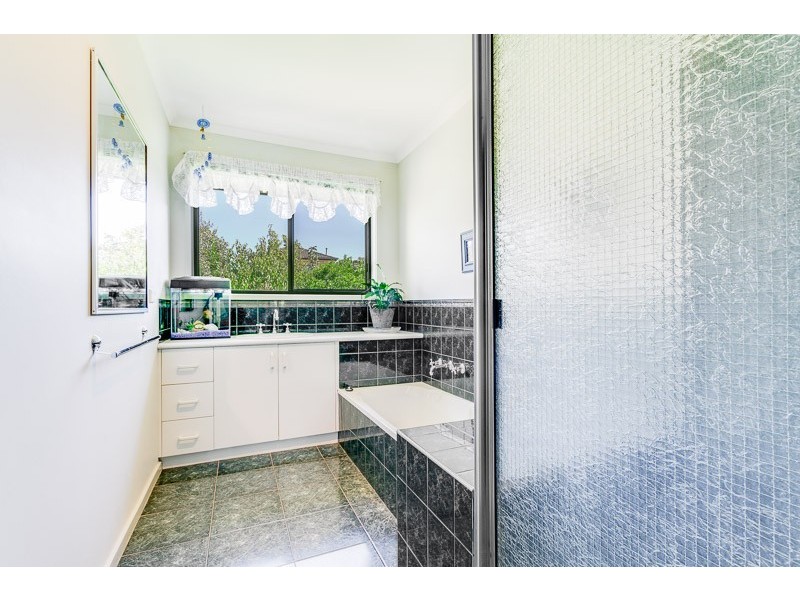 2 Lona Close, Spring Gully VIC 3550