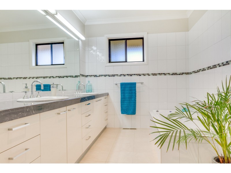 11 Meadows Way, Maiden Gully VIC 3551