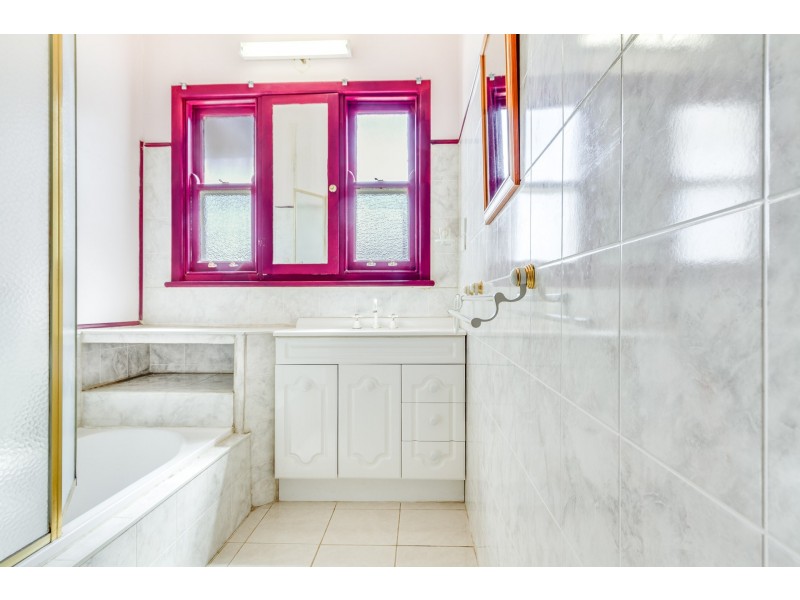 4 Wallace Ave, Flora Hill VIC 3550