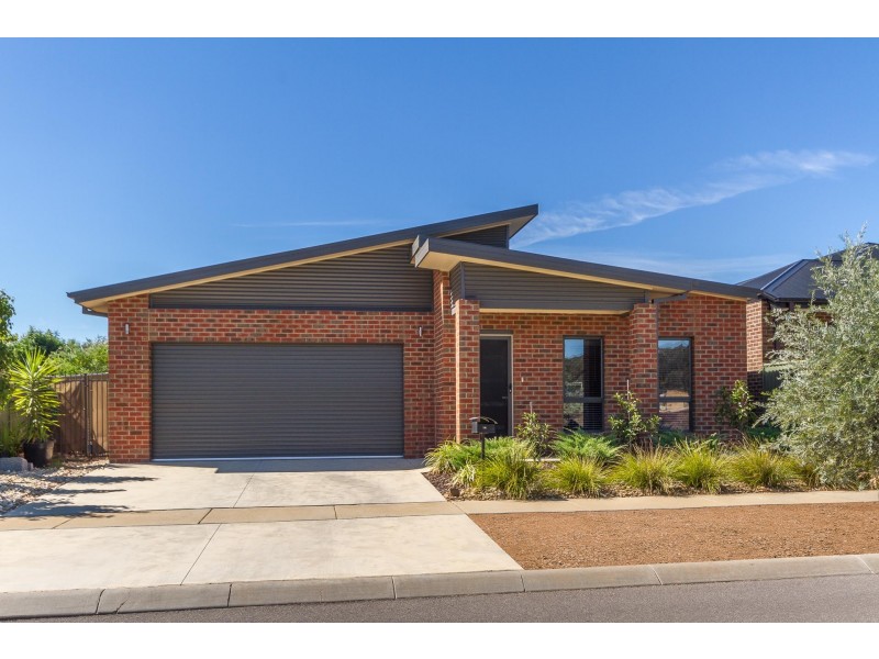 14 Inverness Drive, Junortoun VIC 3551