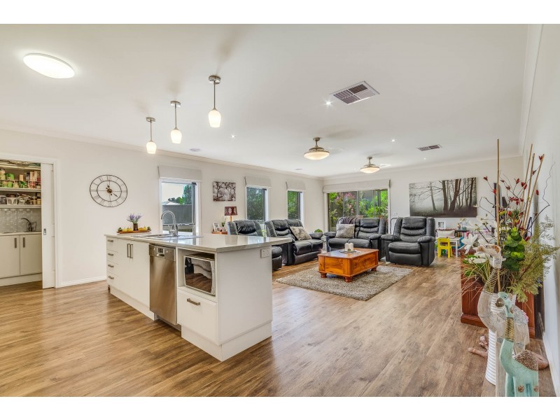 14 Inverness Drive, Junortoun VIC 3551