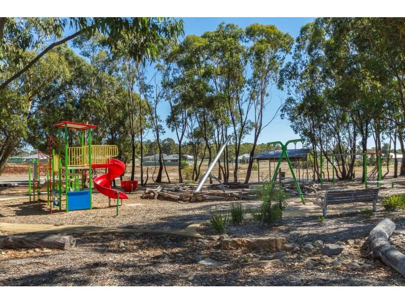 14 Inverness Drive, Junortoun VIC 3551