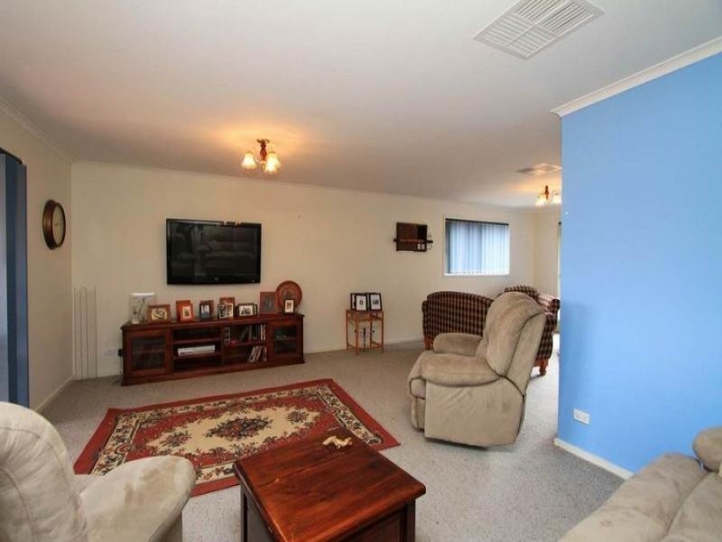 9 Darrung Pl, Lavington NSW 2641