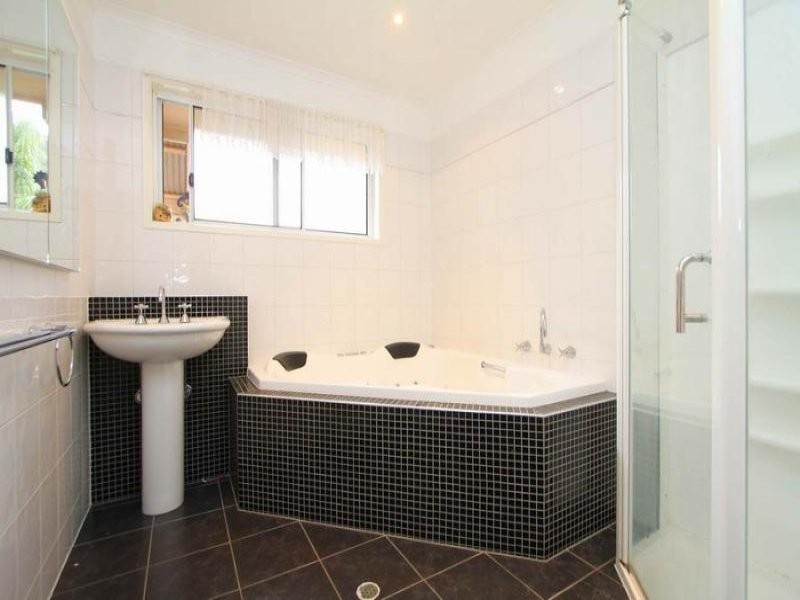 9 Darrung Pl, Lavington NSW 2641