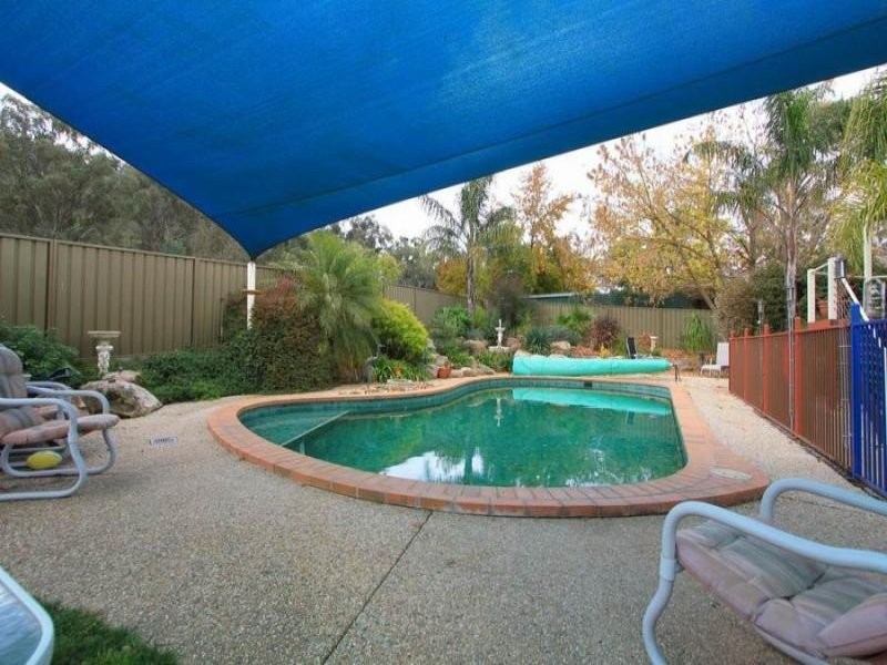 9 Darrung Pl, Lavington NSW 2641