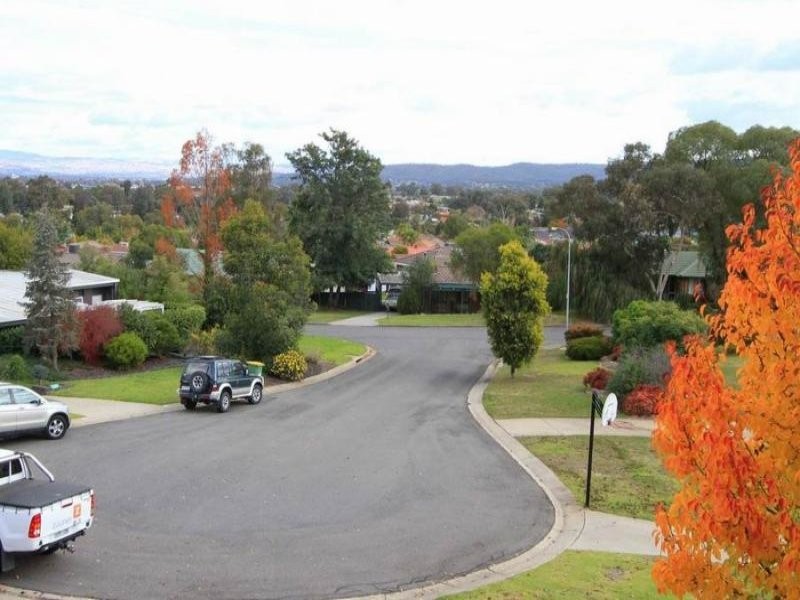 9 Darrung Pl, Lavington NSW 2641