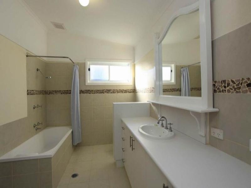 494 Danes St, Lavington NSW 2641