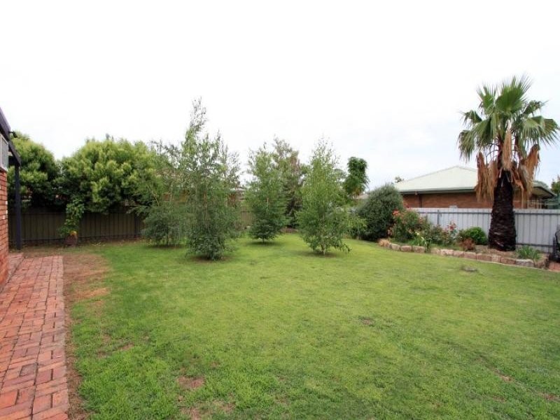 12 Brent Ct, Lavington NSW 2641