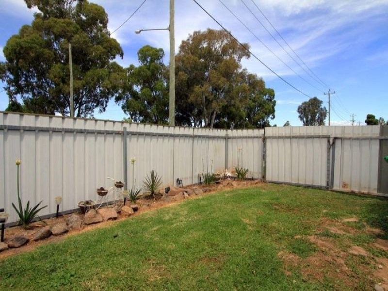 2/573 Webb St, Lavington NSW 2641