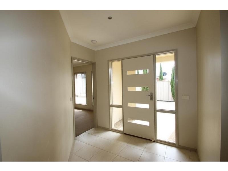 2/22 Mountain Way, Lavington NSW 2641