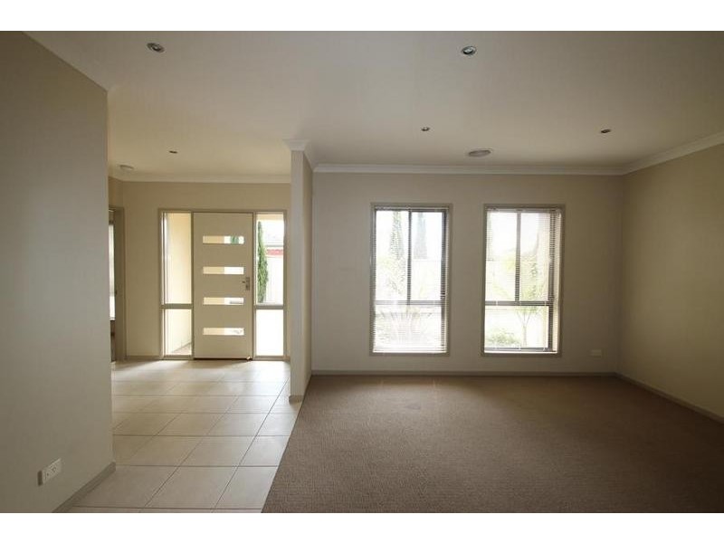 2/22 Mountain Way, Lavington NSW 2641