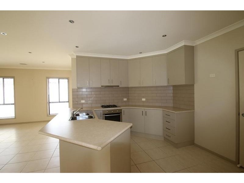 2/22 Mountain Way, Lavington NSW 2641