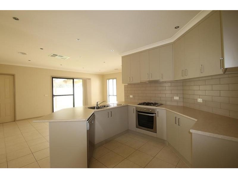 2/22 Mountain Way, Lavington NSW 2641