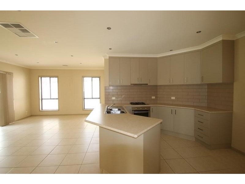 2/22 Mountain Way, Lavington NSW 2641