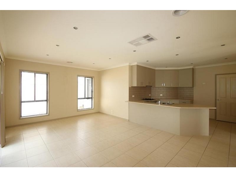 2/22 Mountain Way, Lavington NSW 2641