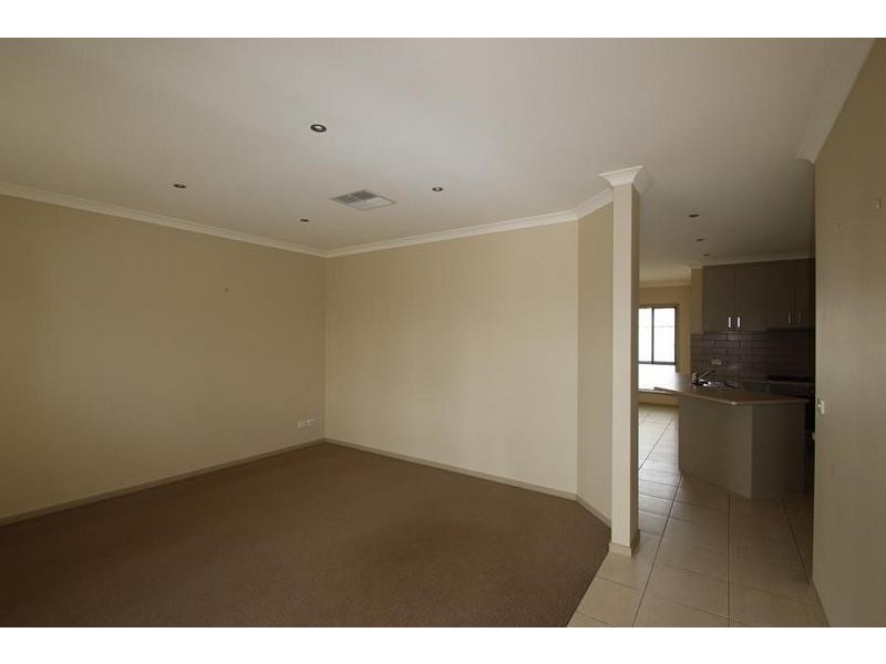 2/22 Mountain Way, Lavington NSW 2641
