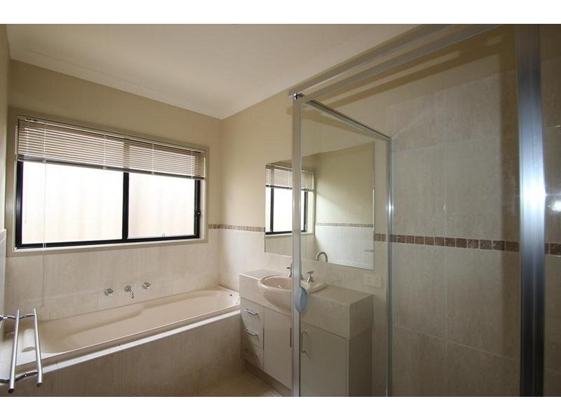 2/22 Mountain Way, Lavington NSW 2641