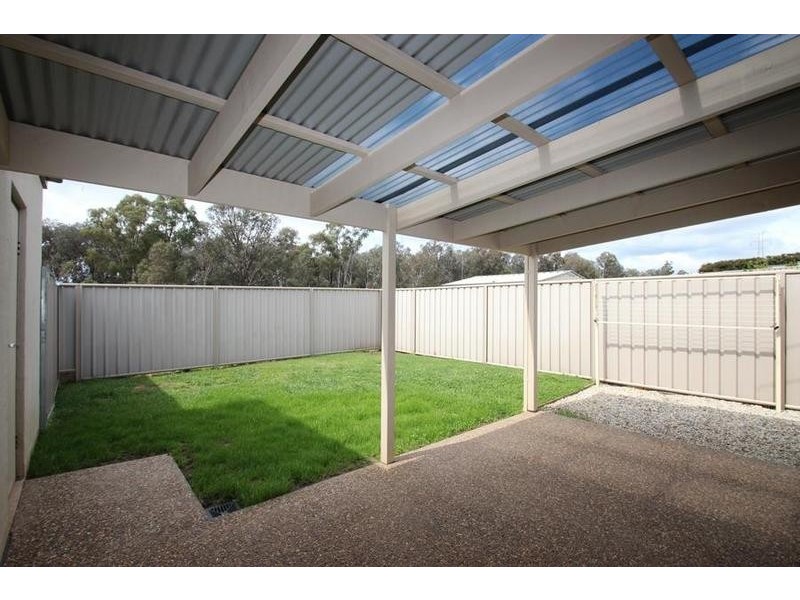 2/22 Mountain Way, Lavington NSW 2641