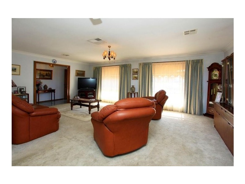 279 Bimbadeen Avenue, East Albury NSW 2640