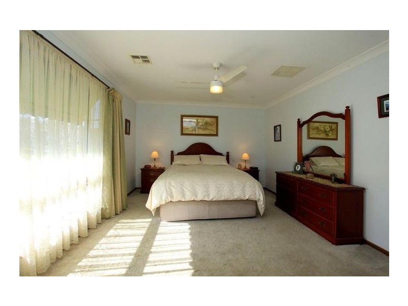 279 Bimbadeen Avenue, East Albury NSW 2640