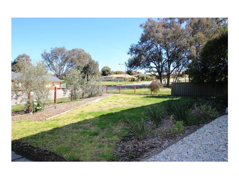 16 Banksia Street, West Albury NSW 2640