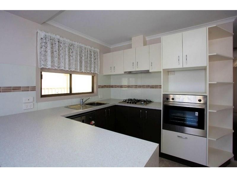 2/639 Kemp Street, Lavington NSW 2641