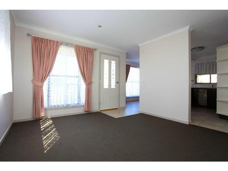 2/639 Kemp Street, Lavington NSW 2641