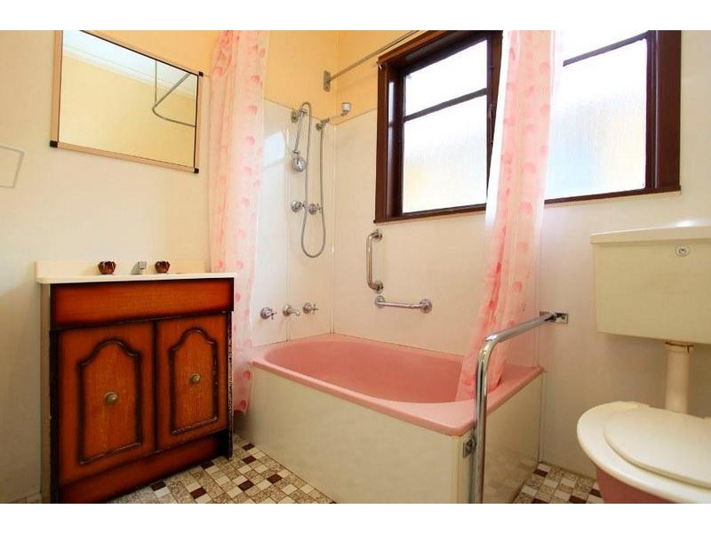 594 Kemp Street, Lavington NSW 2641