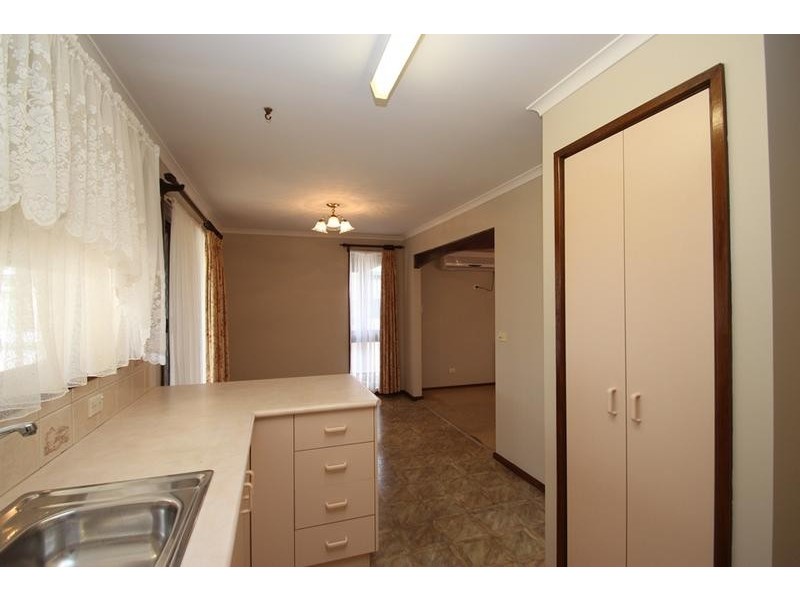 570 Kemp Street, Lavington NSW 2641