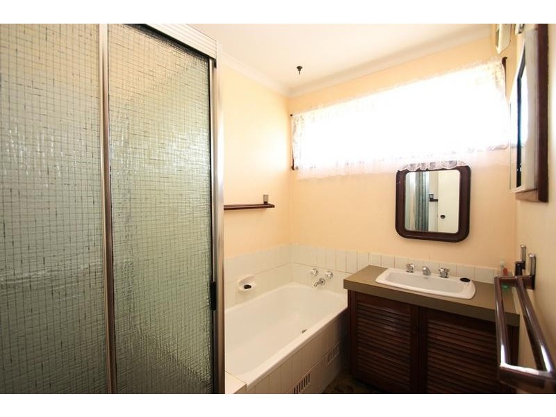 570 Kemp Street, Lavington NSW 2641