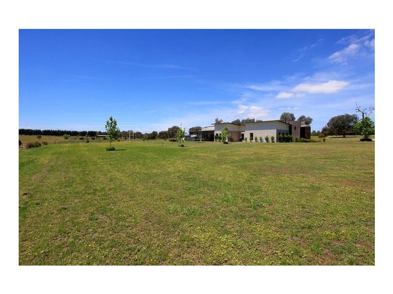 26 Carisbrook Court, Table Top NSW 2640