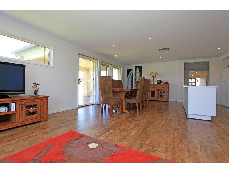 69 Robbins Drive, East Albury NSW 2640