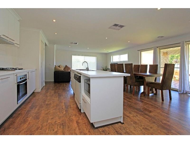 69 Robbins Drive, East Albury NSW 2640