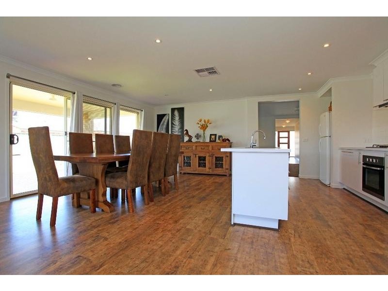 69 Robbins Drive, East Albury NSW 2640