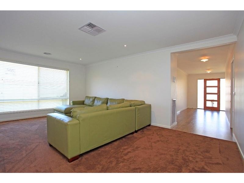 69 Robbins Drive, East Albury NSW 2640