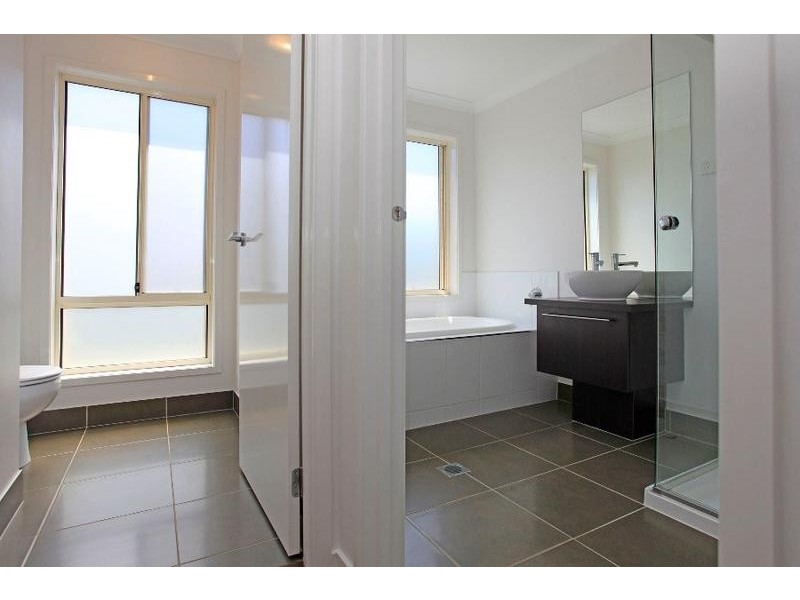 69 Robbins Drive, East Albury NSW 2640