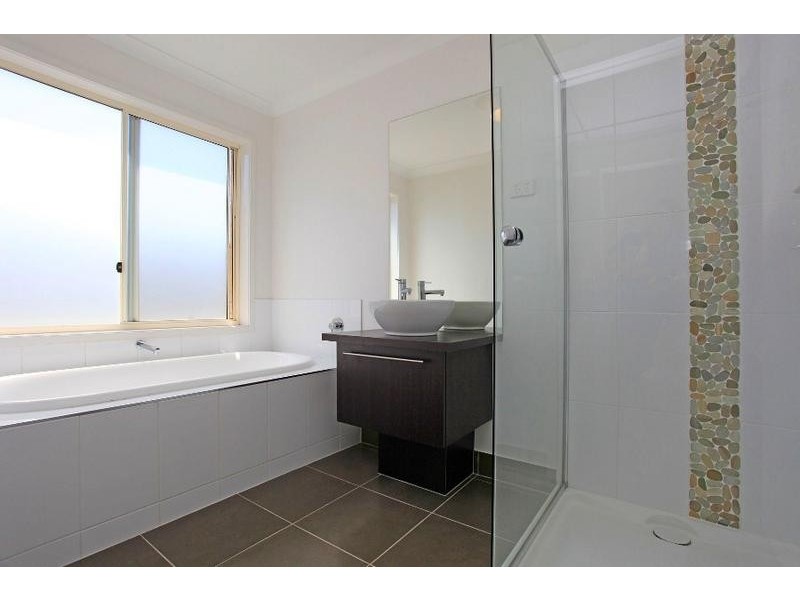 69 Robbins Drive, East Albury NSW 2640