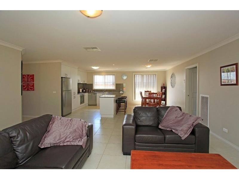 86 Honeyeater Circuit, Thurgoona NSW 2640