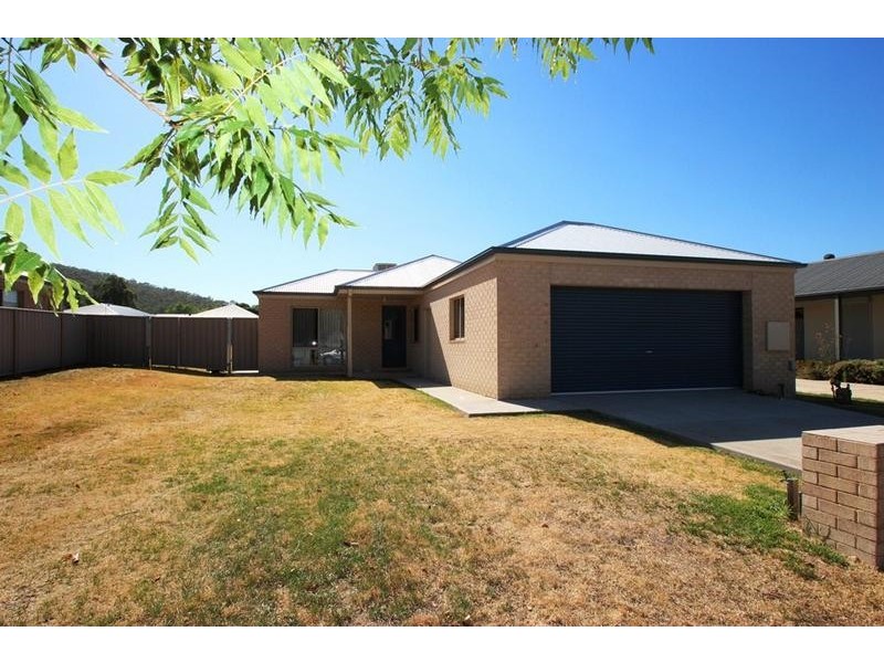 8 Wattle Way, West Albury NSW 2640