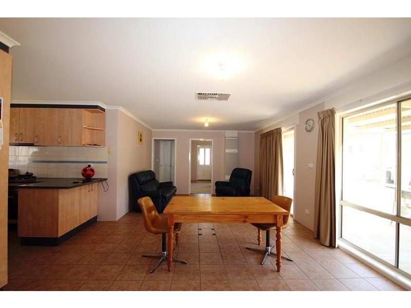 8 Wattle Way, West Albury NSW 2640