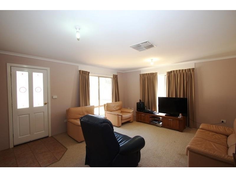 8 Wattle Way, West Albury NSW 2640