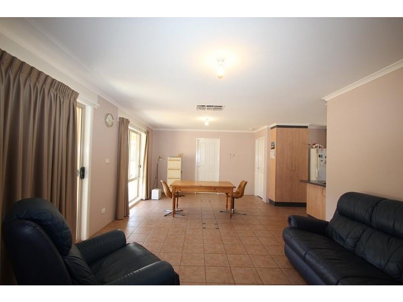 8 Wattle Way, West Albury NSW 2640