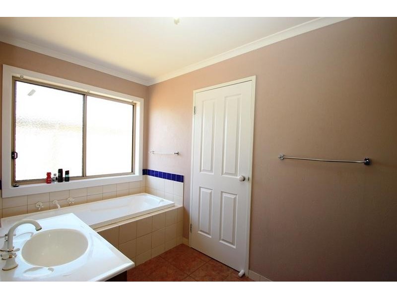 8 Wattle Way, West Albury NSW 2640