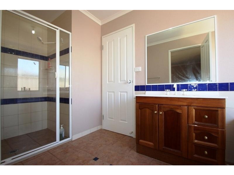 8 Wattle Way, West Albury NSW 2640