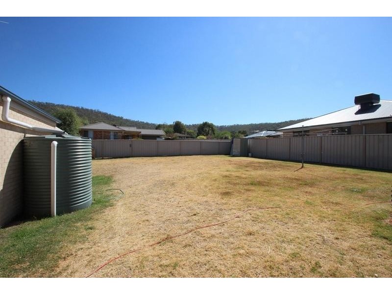 8 Wattle Way, West Albury NSW 2640