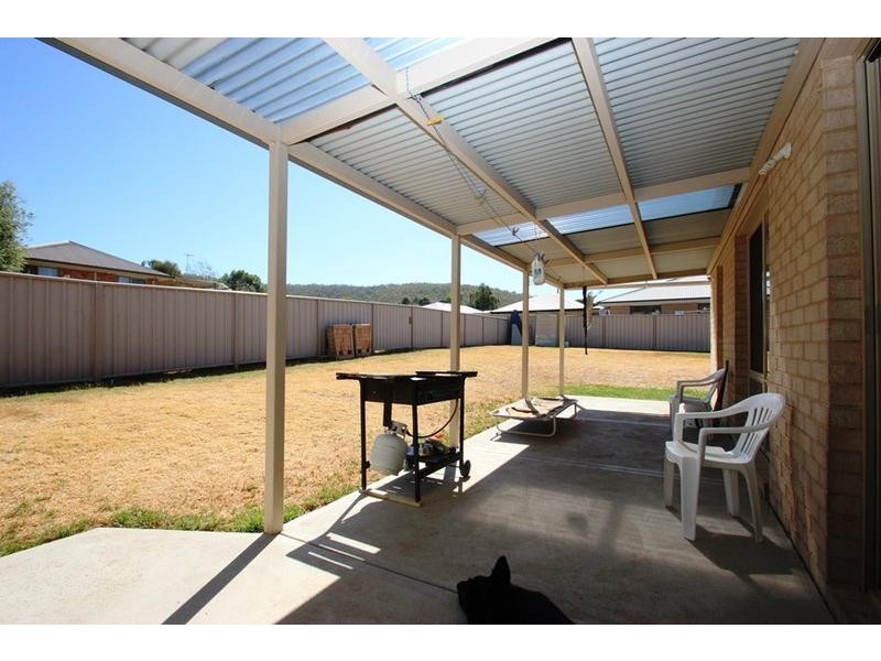 8 Wattle Way, West Albury NSW 2640