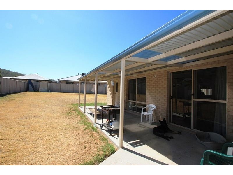 8 Wattle Way, West Albury NSW 2640