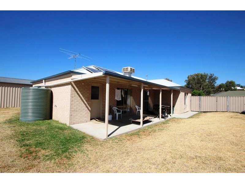 8 Wattle Way, West Albury NSW 2640