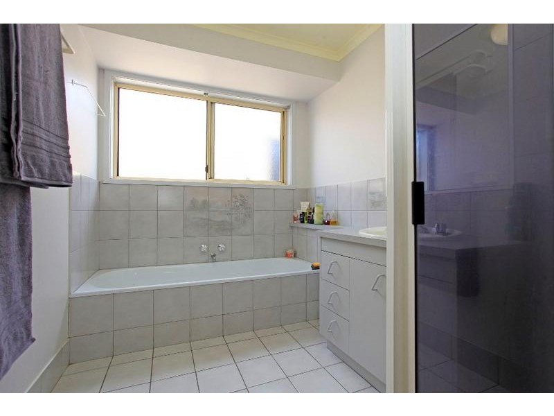 27 Neptune Drive, Lavington NSW 2641