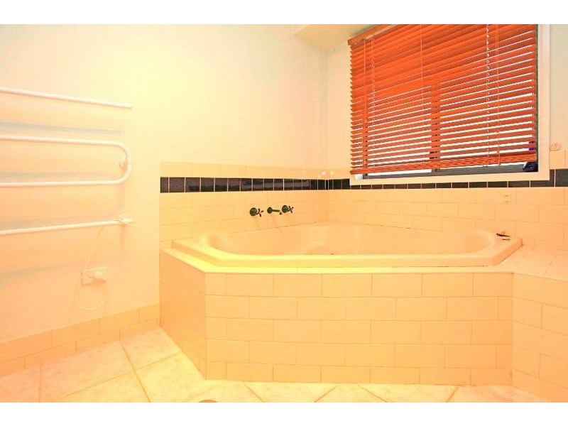 6 Hurworth Court, West Albury NSW 2640